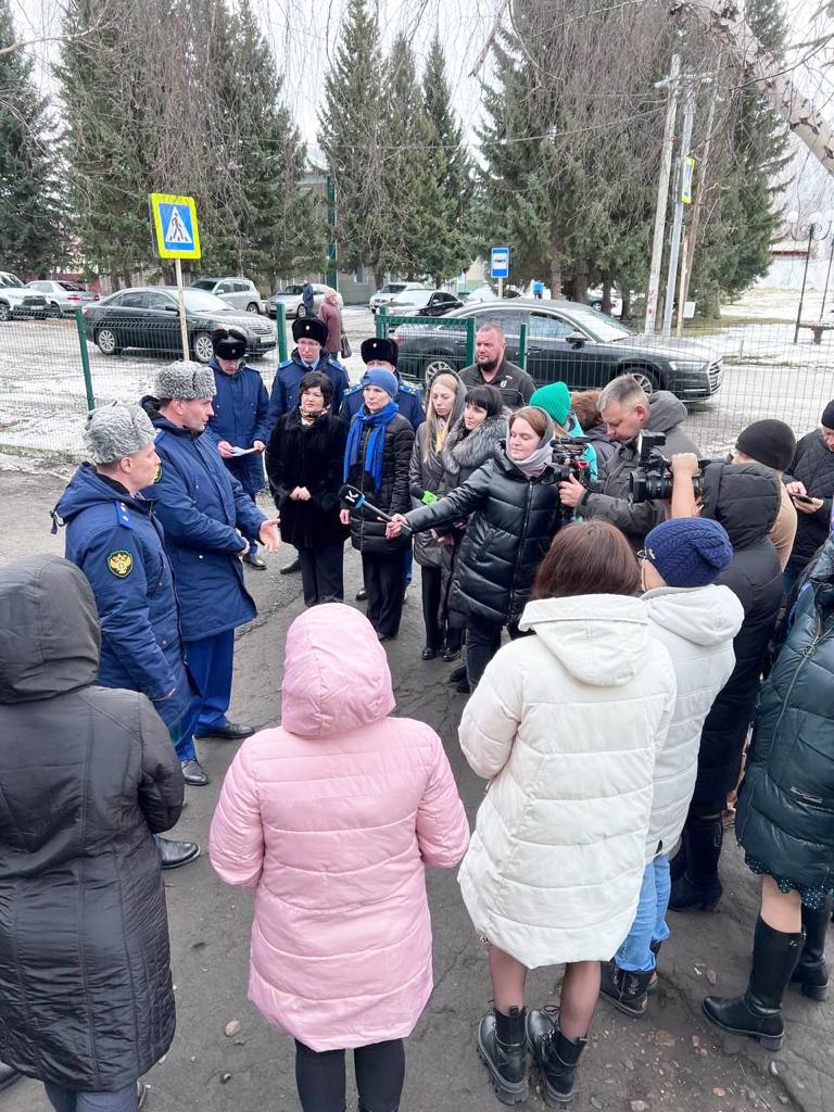 Заместитель Генерального прокурора России Дмитрий Демешин в ходе рабочей поездки в Алтайский край лично проинспектировал восстановление объектов образования региона, подвергшихся повреждению вследствие непогоды..